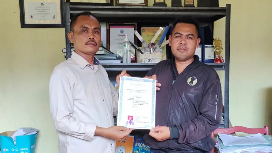 Pemberian ijazah kepada warga belajar PKBM Genesa