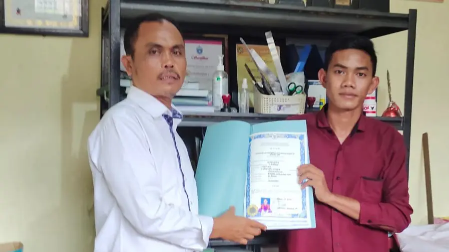 Penyerahan ijazah PKBM Genesa kepada lulusan