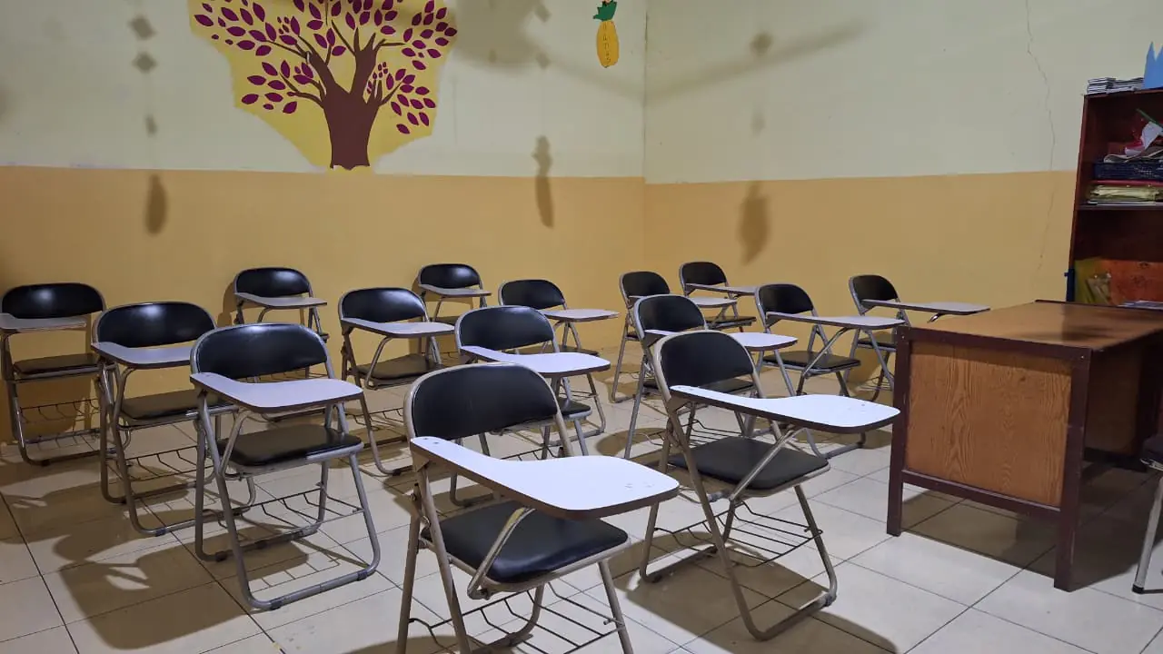 Ruangan kelas dengan kursi ujian PKBM Genesa
