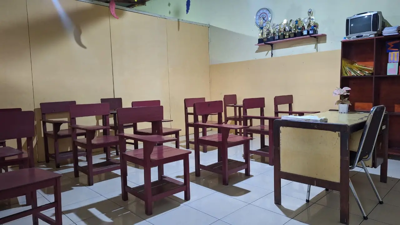 Ruangan belajar dengan kursi kayu PKBM Genesa
